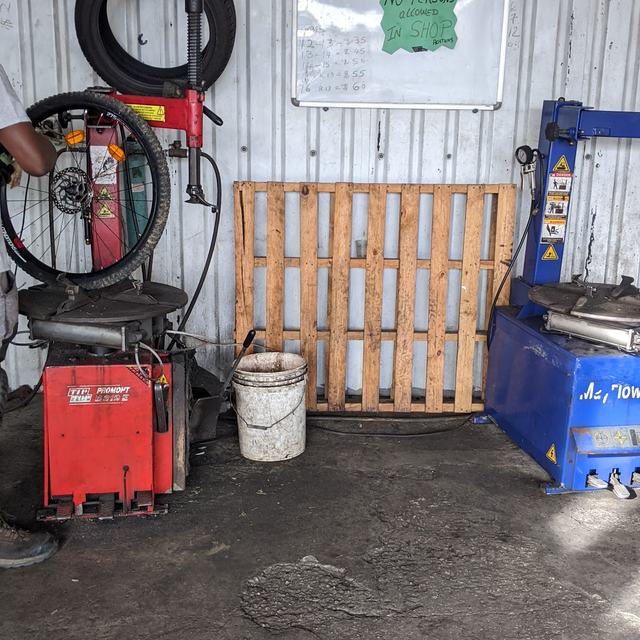 Tyre changing machine and wall of tyres